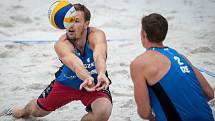 Turnaj Světového okruhu v plážovém volejbalu - zápasy o postup do osmifinále, 22. června 2018 v Ostravě. Na snímku (zleva) Ondřej Perušič a David Schweiner.