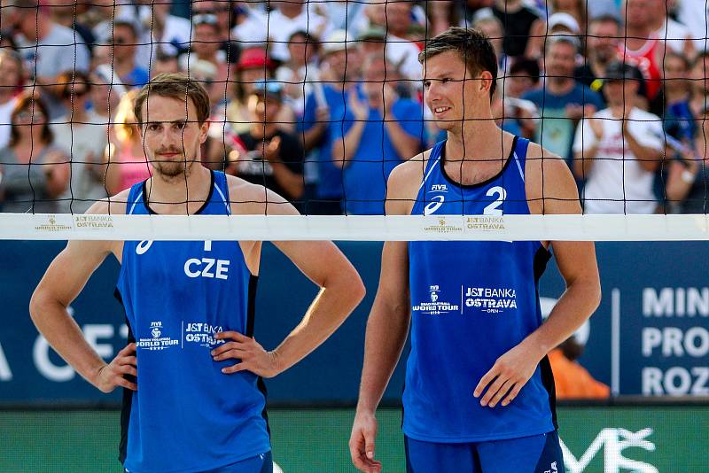 Finále muži: ČR - Norsko. FIVB Světové série v plážovém volejbalu J&T Banka Ostrava Beach Open, 2. června 2019 v Ostravě. Na snímku (zleva) Ondrej Perusic (CZE), David Schweiner (CZE).