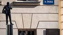 U budovy Českého rozhlasu v Ostravě byla odhalena pamětní deska Karla Kryla, která připomíná působení známého písničkáře v Českém rozhlase, 19. října 2021.