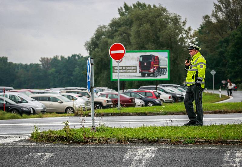 Dny NATO v Ostravě na letišti v Mošnově. Policejní hlídky dohlížející na dopravu na dnech NATO.