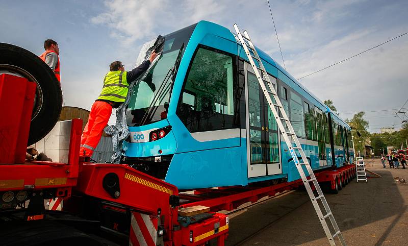 První tramvaj švýcarského výrobce Stadler dorazila do Ostravy, 23. dubna 2018.