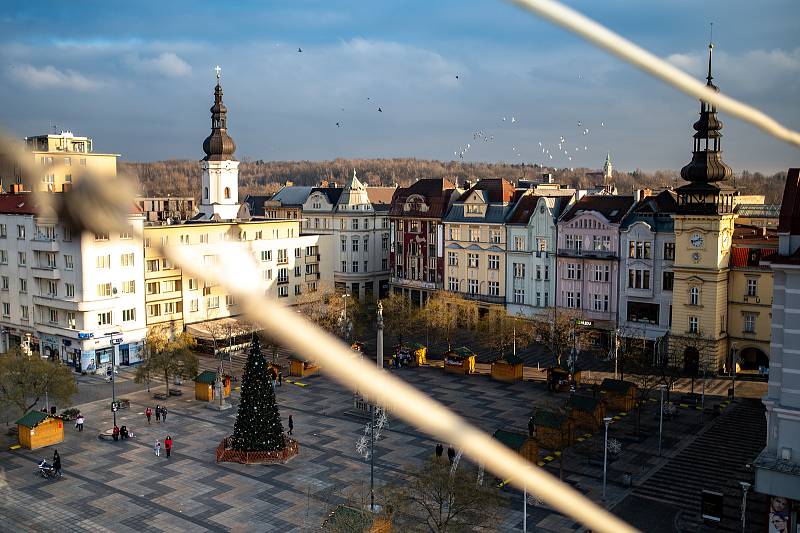 Vánoční Ostrava - pohled z vyhlídkového kola na Masarykově náměstí, prosinec 2020. Archivní foto.