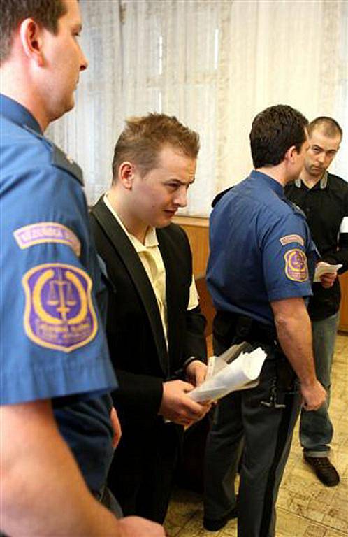 Před Krajským soudem v Ostravě stanuli muži obžalovaní z pokusu vraždy. Na snímku je Jakub Mikula