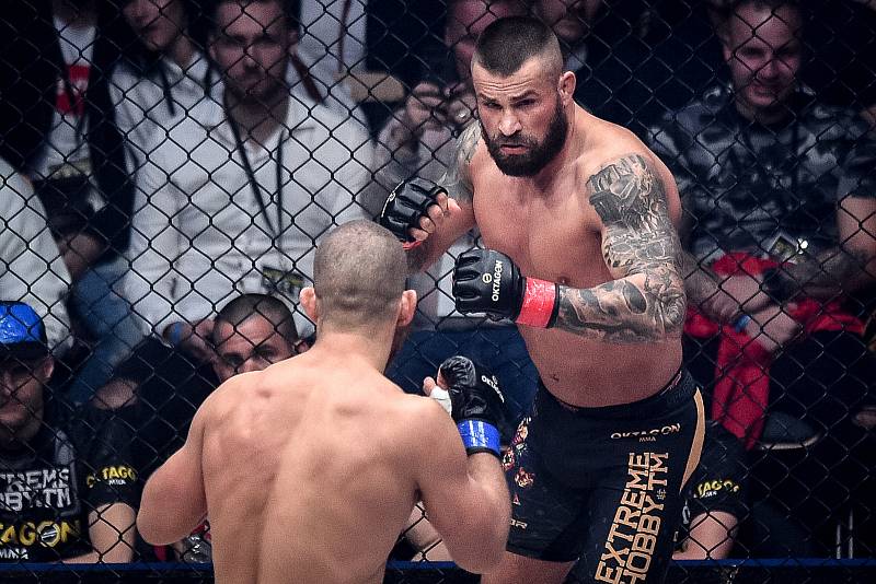 MMA Octagon 11 v Ostravar aréně, 16. března 2019 v Ostravě. Na snímku (v červeném) Karlos Vémola proti Pawel Brandýs.