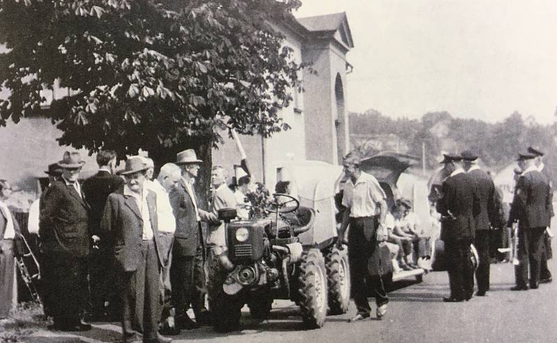 Předváděčka malotraktoru před zájezdním hostincem Ještěrka v roce 1964. Stroj byl zakoupen z výtěžku sbírky mezi členy Spolku přátel a zahrady.