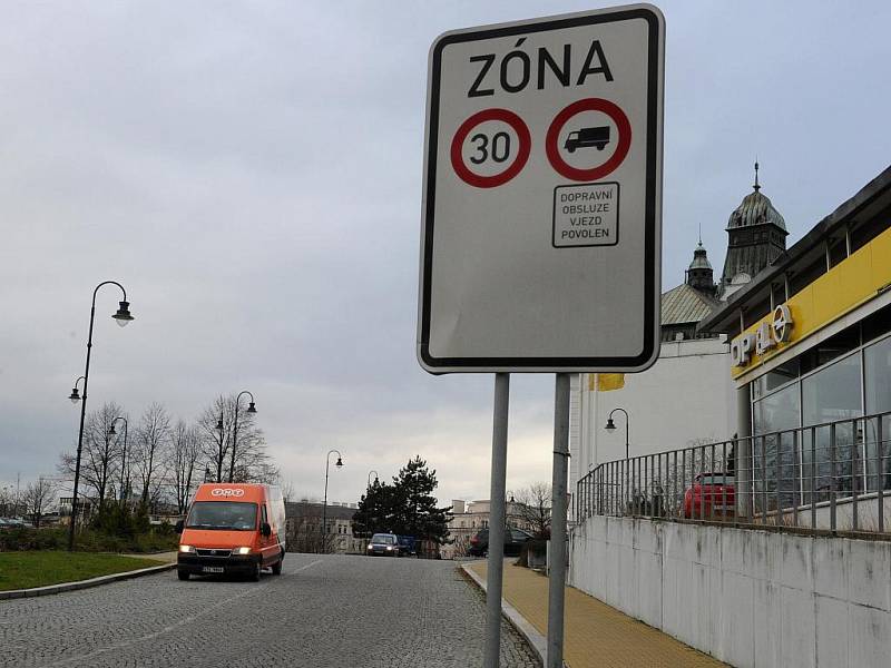 Keltičkovou ulicí se může projíždět maximálně třicítkou, řidiči to ale nedodržují.