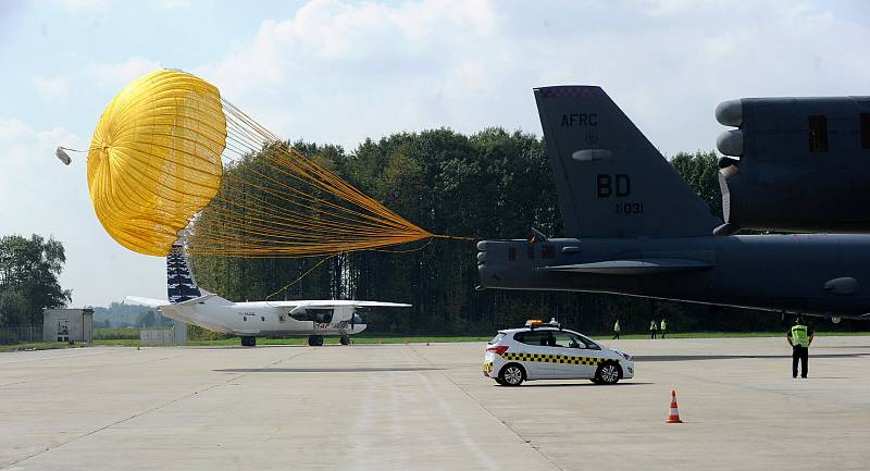 Dva legendární bombardéry B 52 přistály v úterý na Letišti Leoše Janáčka Ostrava. Obří stroje patří mezi největší atrakce letošního ročníku akce Dny NATO.