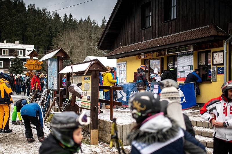 Poslední den otevření sjezdovek. Od 27. prosince musí provozovatelé ukončit provoz lyžařských vleků kvůli vládnímu opatření v souvislosti s pandemií Covid-19. 26. prosince 2020 na Bílé.