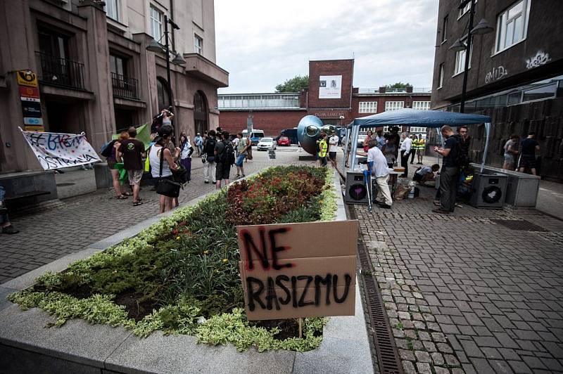 Šedesát lidí bylo zajištěno po sobotní demonstraci proti imigrantům, která se konala na Masarykově náměstí. Protestující se po ukončení akce vydali do Ostravy-Přívozu.