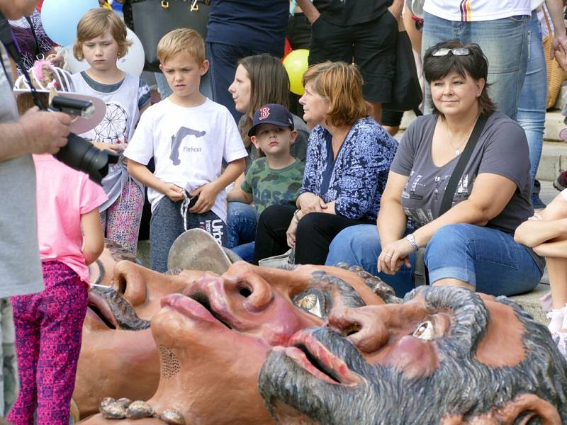 Začátek Festivalu v ulicích přilákal tisíce lidí. Bohatý program bude pokračovat ještě v sobotu a neděli.