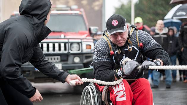 Den rekordů, na kterém handicapovaný kulturista Daniel Minster utáhl na invalidním vozíku nákladní automobil Tatra (do vzdálenosti 252cm).