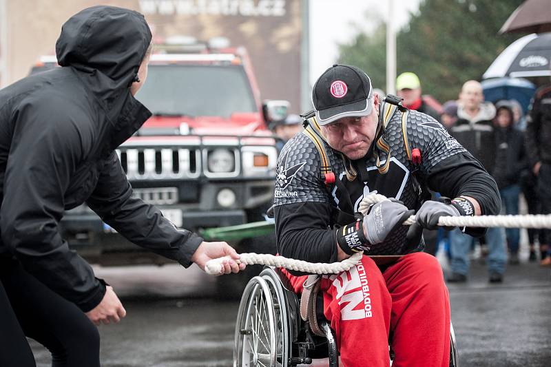 Den rekordů, na kterém handicapovaný kulturista Daniel Minster utáhl na invalidním vozíku nákladní automobil Tatra (do vzdálenosti 252cm).