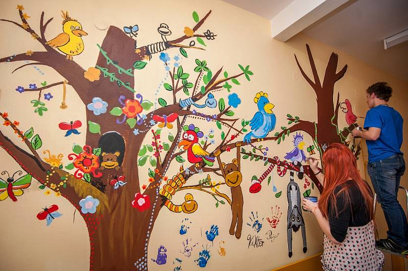 Studenti Ave Art Ostrava vyzdobili stěny dětské léčebny v Klimkovicích malbami exotických zvířat.