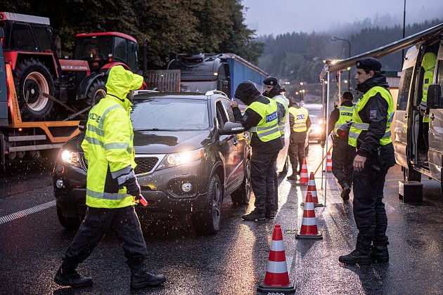 Česká policie zahájila kontroly na česko-slovenské hranici kvůli vysokému počtu uprchlíků, kteří přes ČR přecházejí do Německa a Rakouska, 29. září 2022, Mosty u Jablunkova.