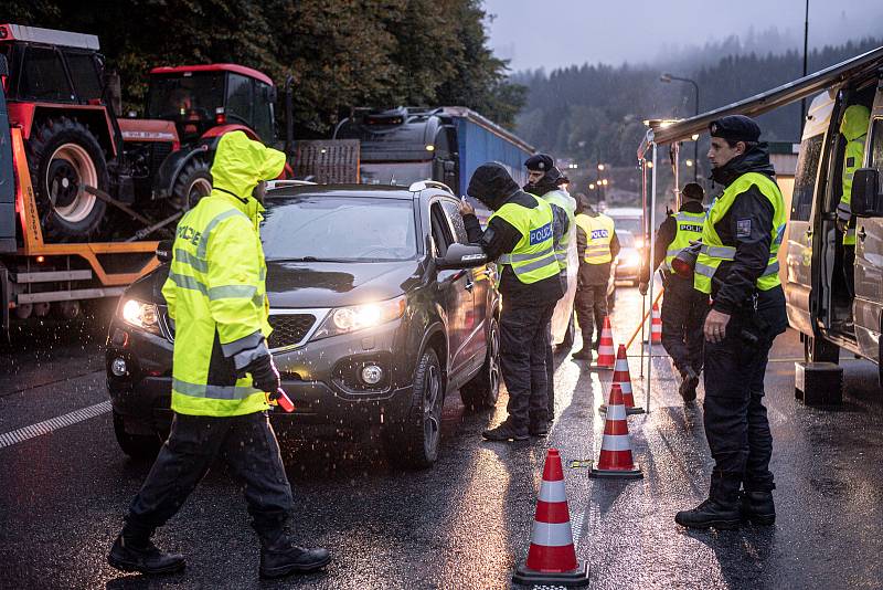 Česká policie zahájila kontroly na česko-slovenské hranici kvůli vysokému počtu uprchlíků, kteří přes ČR přecházejí do Německa a Rakouska, 29. září 2022, Mosty u Jablunkova.