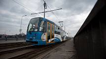 Bourání dvou padesát let starých mostů v Plzeňské ulici v roce 2017 odřízlo na pět a půl měsíce i tramvajovou dopravu. Ilustrační foto.