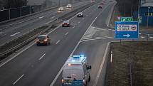 Policejní kontrola mezi okresy Ostrava a Frýdek-Místek na ulici Místecká, 1. března 2021. Policie tento den začala kontrolovat, jestli lidé dodržují nová protiepidemická opatření omezující volný pohyb mezi okresy.