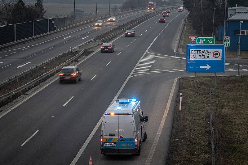 Policejní kontrola mezi okresy Ostrava a Frýdek-Místek na ulici Místecká, 1. března 2021. Policie tento den začala kontrolovat, jestli lidé dodržují nová protiepidemická opatření omezující volný pohyb mezi okresy.