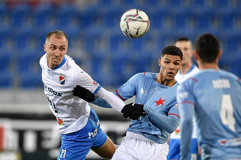 Utkání 19. kola první fotbalové ligy: Baník Ostrava - Slavia Praha, 19. prosince 2021 v Ostravě. (zleva) Jiří Klíma z Ostravy a Bah Alexander Hartmann z Prahy.