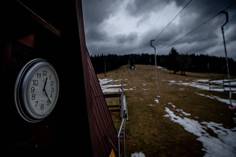 Ve ski areálu Zlatník trvala zimní sezóna pouze devatenáct dní než kompletně roztál sníh, 26. února 2020 v Krásném.