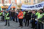 Asi stovka lidí přišla 26. března na Jiráskovo náměstí na protestní shromáždění s happeningem vyjádřit svou nespokojenost se zdravotnickou reformou a s opatřeními v sociální oblasti, která prosazuje vláda. 