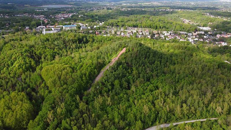 Výhledy z Haldy Ema nabízejí pohled na město Ostrava, Beskydy, Nízký Jeseník a ještě dál.