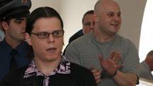 Hlavní organizátor pašování drog Dominik Borůvka z Opavy (v brýlích). Za ním další z obžalovaných Ondřej Hrdlička (v šedém tričku) z Ostravy