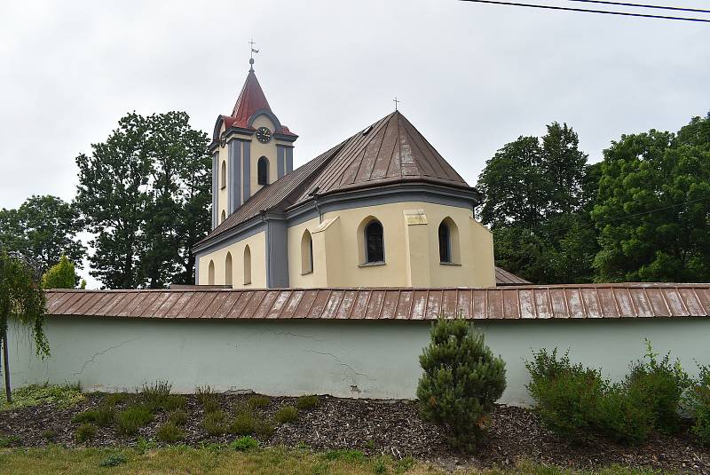 Roudno leží v půvabné krajině mezi vyhaslou sopkou Velký Roudný a přehradou Slezská Harta.