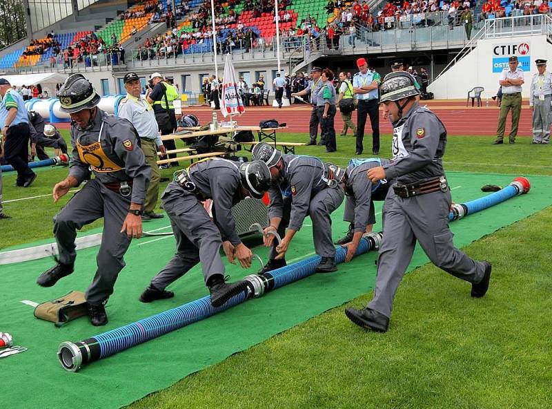 Účastníci světov ých her hasičů trénovali na vítkovickém stadionu