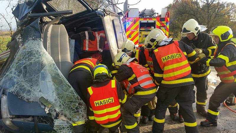 Řidič v Klimkovicích narazil s autem do stromu, vyprostit ho museli hasiči.