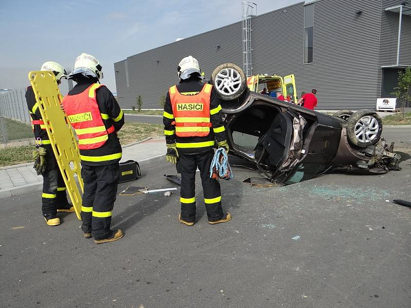 U hrůzostrašně vypadající nehody zasahovali ve čtvrtek v Ostravě-Hrabové ostravští hasiči. 