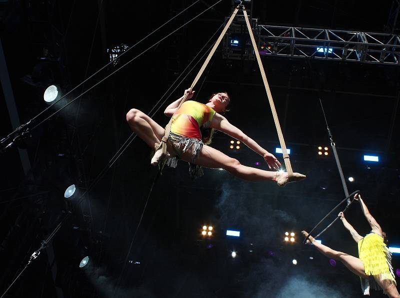 Úderem sedmnácté hodiny oficiálně začal ve středu 13. července ostravský festival Colours of Ostrava. Zahájení festivalu obstaral Cirk La Putyka.