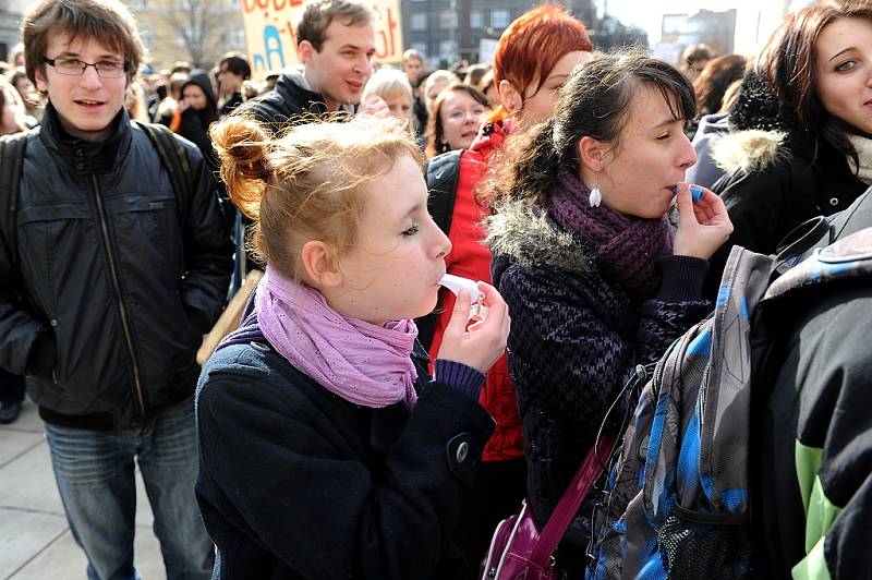 Ve středu se městem prošel protestní průvod, byl další z akcí pořádaných v rámci takzvaného Týdne neklidu. Studenti a někteří pedagogové projevují svůj nesouhlas s reformou.