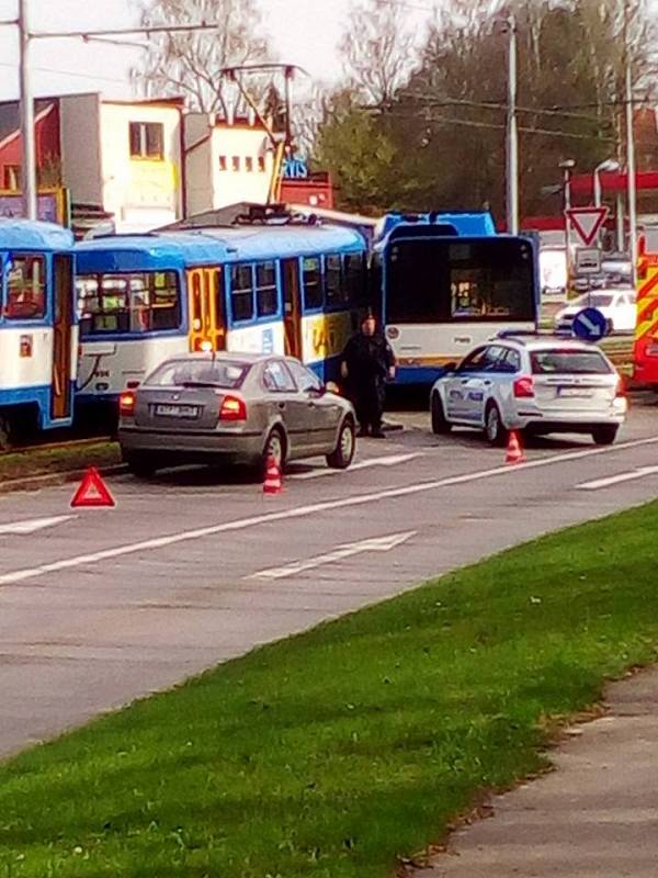 Srážka tramvaje s autobusem v Ostravě na snímcích uživatelů Facebooku