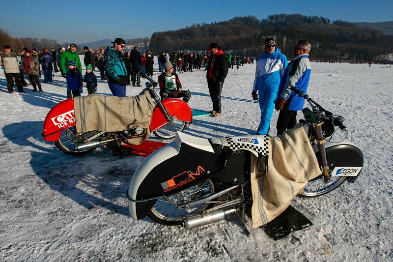 Na Větřkovickou přehradu u Kopřivnice se o víkendu po pěti letech znovu vrátila divácky atraktivní ledová plochá dráha, přezdívaná též jako závody pojízdných cirkulárek. 
