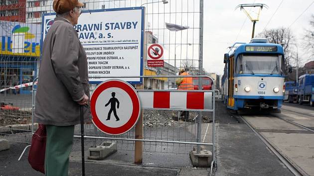 Oprava Nádražní ulice komplikuje dopravu v centru Ostravy 