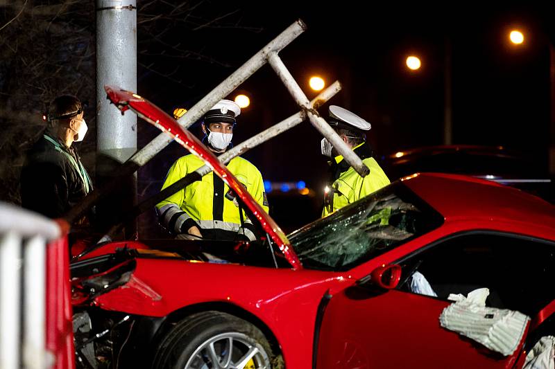 Nehoda vozidla zn. Porsche ve večerních hodinách na ulici Plzeňská, vedle tramvajové zastávky Dolní směr Ferona. 12. března 2021 v Ostravě.