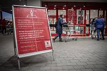 Situace před vchodem do jednoho z marketů v Ostravě ve středu 18. listopadu 2020. Začalo platit omezení počtu zákazníků na plochu v obchodech a nákupních centrech a zároveň se prodlužuje provozní doba prodejen do 21:00, kdy začíná zákaz vycházení.