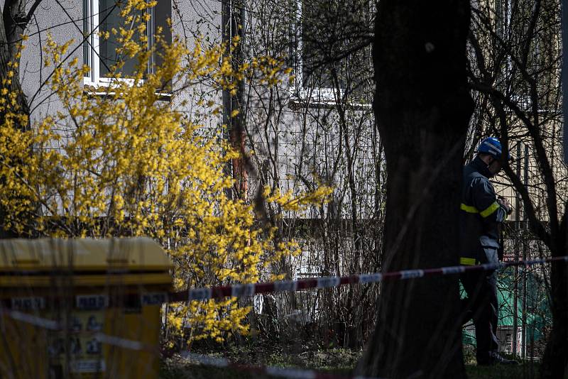 Policisté u místa neštěstí v městské části Hulváky, kde při výbuchu v místě výkopových prací zemřel člověk, 8. dubna 2022 v Ostravě.