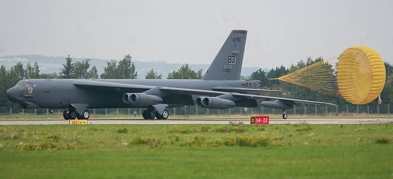 Přílet bombardérů B-52H Stratofortress a nadzvukového "stealth" B-1B Lancer na ostravské letiště Leoše Janáčka v Mošnově.