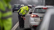 Policejní kontrola mezi okresy Ostrava a Frýdek-Místek na ulici Místecká, 1. března 2021. Policie tento den začala kontrolovat, jestli lidé dodržují nová protiepidemická opatření omezující volný pohyb mezi okresy.