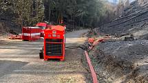 Moravskoslezští hasiči zvládli v noci na pátek 29. července 2022 u požáru v národním parku České Švýcarsko další obtížný úkol. Vybudovali značnou část nového více jak čtyři kilometry dlouhého dálkového vedení vody z řeky Kamenice až k Pravčické bráně.
