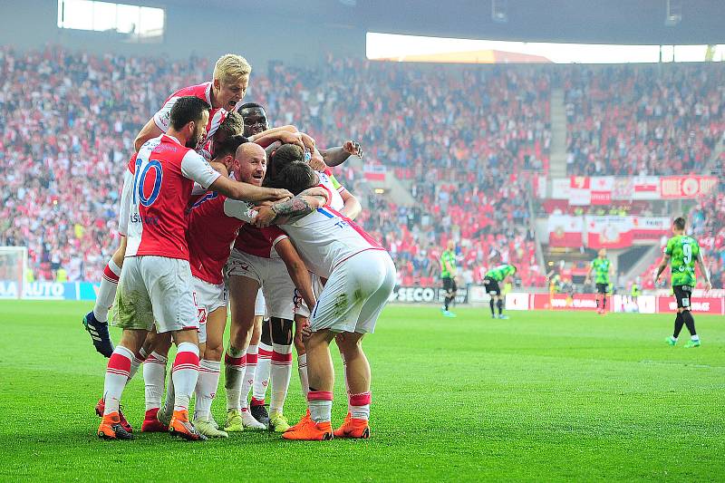 Fotbalové utkání HET ligy mezi celky SK Slavia Praha a FC Viktoria Plzeň 5. května v Praze. Zleva Josef Hušbauer,Michal Frydrych a Miroslav Stoch.