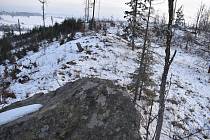 Nad Slezskou Hartou může vzniknout nový kamenolom. Ložisko droby je součástí skalnatého hřbetu s nejvyšší kótou Zadní Vrch (713 m.n.m.). únor 2023