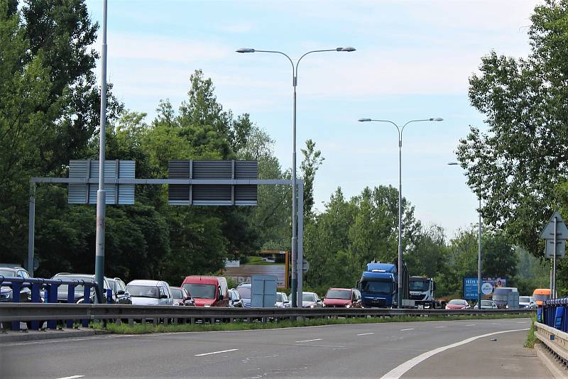 Rekonstrukce vozovky a tvořící se kolony, Bohumínská ulice, Ostrava, 6. června 2022.