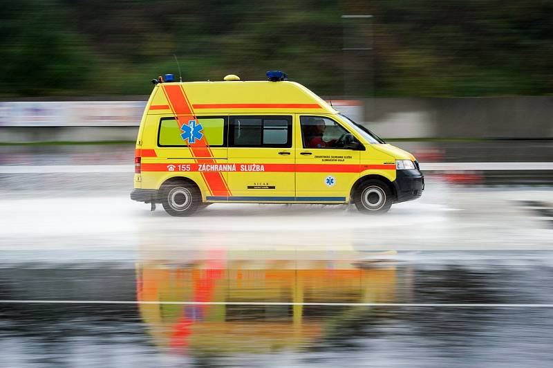 Nácvik jízdy za extrémních podmínek řidičů záchranky.