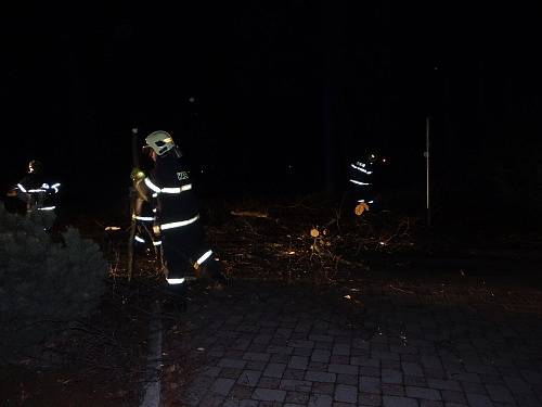 Zásahy hasičů v Moravskoslezském kraji ve čtvrtek večer při odstraňování následků silného větru. 