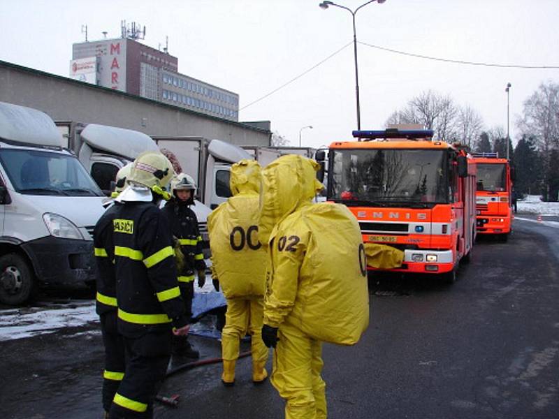 Zasah hasičů u dvou mužů přiotrávených po chemické reakci