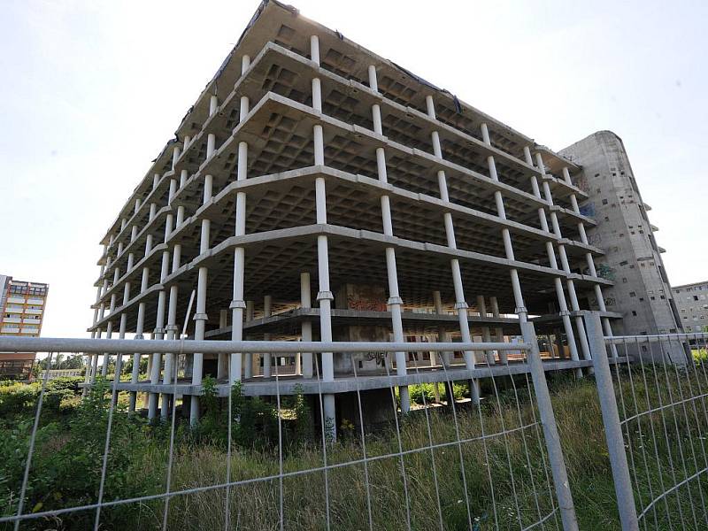 RED HOUSE neboli Červený dům má být název dostavěného skeletu, který v drtivé většině zaplní kanceláře. Přestavba ale zatím stojí, protože developer nemá nájemce. 