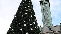 Budova ostravské Nové radnice je oblečená do vánočního kostýmu, před ní stojí vysoký umělý strom.